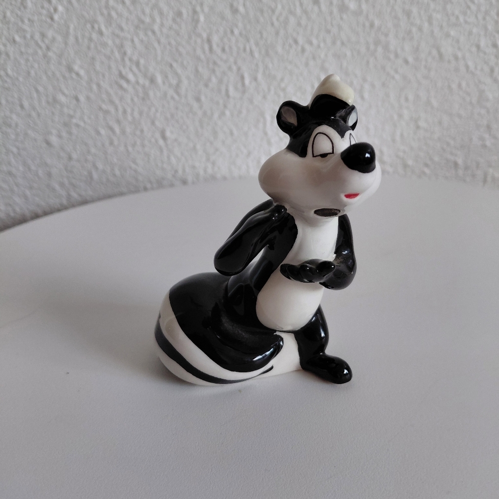 Vintage TM Warner Bros. Entertament Pepe De Pue from Looney Tunes Cartoon Sr